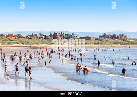 Troon, l'Ayrshire. 26 juillet 2018. Météo France : Beaucoup de profiter de la météo exceptionnellement chaud et prendre à la plage pour se rafraîchir, bronzer ou nager dans la mer. Credit : Findlay/Alamy Live News Banque D'Images