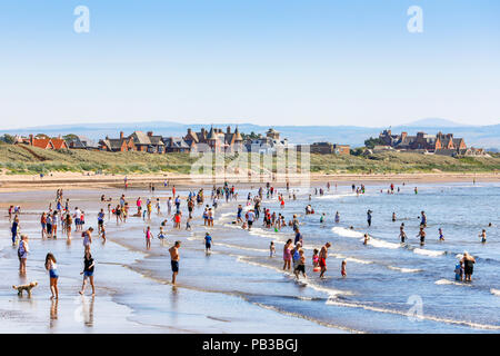 Troon, l'Ayrshire. 26 juillet 2018. Météo France : Beaucoup de profiter de la météo exceptionnellement chaud et prendre à la plage pour se rafraîchir, bronzer ou nager dans la mer. Credit : Findlay/Alamy Live News Banque D'Images