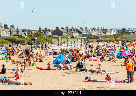 Troon, l'Ayrshire. 26 juillet 2018. Météo France : Beaucoup de profiter de la météo exceptionnellement chaud et prendre à la plage pour se rafraîchir, bronzer ou nager dans la mer. Credit : Findlay/Alamy Live News Banque D'Images