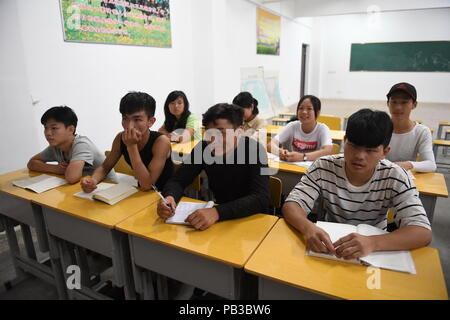 (180726) -- NANCHANG, le 26 juillet 2018 (Xinhua) -- Les élèves de l'École d'équitation soleil prendre une leçon sur le hippisme dans le Xian de de Fuzhou, Chine de l'est la province, le 22 mai 2018. Rennes n'a jamais été entendu dans le Xian de, un comté agricole dans l'est de la Chine, la province de Jiangxi, jusqu'à l'École d'équitation du Soleil ont commencé à recruter des adolescents en milieu rural en 2015. Jusqu'à présent, la plupart des 90 élèves travaillent ou qui aspirent à travailler dans l'équitation clubs dans la plus grande des villes comme Beijing, Shanghai et Hangzhou. (Xinhua/Zhou Mi) (LMM) Banque D'Images