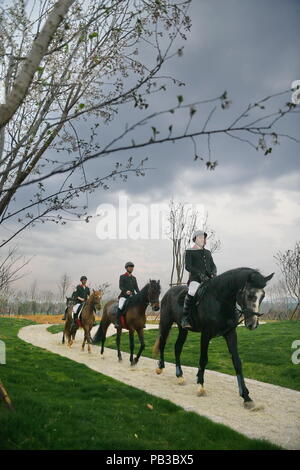 (180726) -- NANCHANG, le 26 juillet 2018 (Xinhua) -- Les élèves de l'École d'équitation soleil assister à une session de formation dans le Xian de de Fuzhou, Chine de l'est la province de Jiangxi, du 14 mars 2018. Rennes n'a jamais été entendu dans le Xian de, un comté agricole dans l'est de la Chine, la province de Jiangxi, jusqu'à l'École d'équitation du Soleil ont commencé à recruter des adolescents en milieu rural en 2015. Jusqu'à présent, la plupart des 90 élèves travaillent ou qui aspirent à travailler dans l'équitation clubs dans la plus grande des villes comme Beijing, Shanghai et Hangzhou. (Xinhua/Zhou Mi) (LMM) Banque D'Images