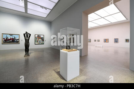 Hanovre, Allemagne. Apr 27, 2018. Une salle d'exposition avec des œuvres de Ernst Wilhelm Nay, Max Beckmann, Fernand Léger est ouvert dans le nouveau bâtiment de la Musée Sprengel Hanovre. Credit : Holger Hollemann/dpa/Alamy Live News Banque D'Images