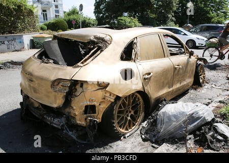 Hambourg, Allemagne. 26 juillet, 2018. Une carcasse de voiture brûlée de la marque Porsche pulvérisés avec de la peinture dorée se trouve sur la rue en Rainvilleterrasse Ottensen. La voiture, à l'instar de plusieurs autres véhicules, brûlé dans la nuit du 9 juillet 2018, un an après le G20 des émeutes. Les policiers enquêtent sur un incendie criminel. Credit : Bodo Marks/dpa/Alamy Live News Banque D'Images