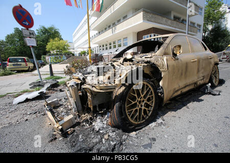 Hambourg, Allemagne. 26 juillet, 2018. Une carcasse de voiture brûlée de la marque Porsche pulvérisés avec de la peinture dorée se trouve sur la rue en Rainvilleterrasse Ottensen. La voiture, à l'instar de plusieurs autres véhicules, brûlé dans la nuit du 9 juillet 2018, un an après le G20 des émeutes. Les policiers enquêtent sur un incendie criminel. Credit : Bodo Marks/dpa/Alamy Live News Banque D'Images