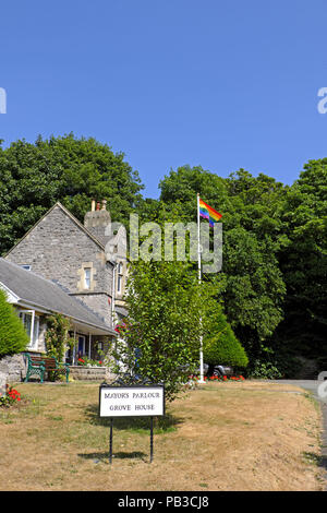 Weston-super-Mare, Royaume-Uni. 26 juillet, 2018. La fierté d'un drapeau flotte sur le Grove House, le siège social de Weston-super-Mare Town Council, devant l'assemblée annuelle Weston-super-Mare fierté événement. Cette année, l'événement a lieu à Grove Park dans le centre-ville le 28 et 29 juillet. Keith Ramsey/Alamy Live News Banque D'Images