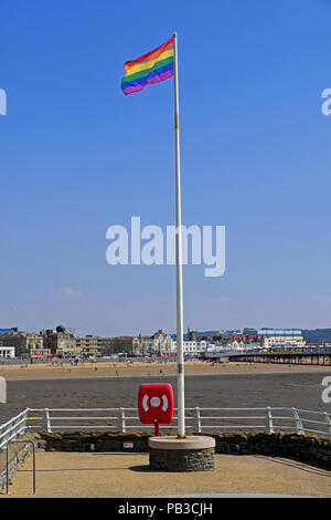 Weston-super-Mare, Royaume-Uni. 26 juillet, 2018. La fierté d'un drapeau flotte sur Knightstone Island avant l'assemblée annuelle Weston-super-Mare fierté événement. Cette année, l'événement a lieu à Grove Park dans le centre-ville le 28 et 29 juillet. Keith Ramsey/Alamy Live News Banque D'Images