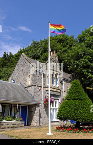 Weston-super-Mare, Royaume-Uni. 26 juillet, 2018. La fierté d'un drapeau flotte sur le Grove House, le siège social de Weston-super-Mare Town Council, devant l'assemblée annuelle Weston-super-Mare fierté événement. Cette année, l'événement a lieu à Grove Park dans le centre-ville le 28 et 29 juillet. Keith Ramsey/Alamy Live News Banque D'Images