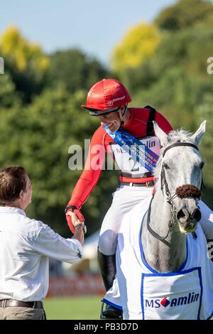 Hickstead, Sussex, UK. 26 juillet 2018. Gagnant. Paul Tapner équitation Bonza Roi des rouges. AUS. Remise des prix.l'Amlin Challenge MS Eventers. Longines Jumping FEI Nations Cup de Grande-bretagne au Royal International Horse Show BHS. Tous les cours de saut de l'Angleterre. Hickstead. La Grande-Bretagne. 26/07/2018. Credit : Sport en images/Alamy Live News Banque D'Images