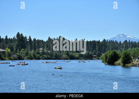 Bend, Oregon, USA. 26 juillet, 2018. River festivaliers essayez de battre les près de 100 degrés de chaleur en vous relaxant dans l'eaux froides de la rivière Deschutes. Crédit : Michael Davis/Alamy Live News Banque D'Images