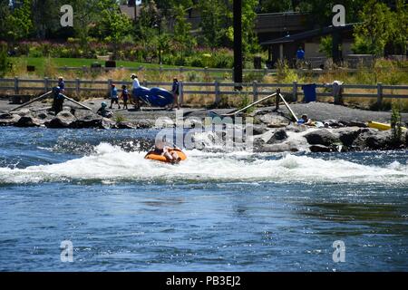 Bend, Oregon, USA. 26 juillet, 2018. River festivaliers essayez de battre les près de 100 degrés de chaleur en vous relaxant dans l'eaux froides de la rivière Deschutes. Crédit : Michael Davis/Alamy Live News Banque D'Images