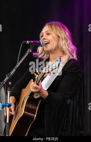 Edmonton, Alberta, Canada. Le 25 juillet, 2018. L'artiste de la musique country canadienne Olivia Rose Leaf vu l'exécution à l'goût d'Edmonton, situé sur l'Assemblée législative de l'Alberta. Credit : Ron Palmer/SOPA Images/ZUMA/Alamy Fil Live News Banque D'Images