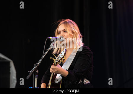 Edmonton, Alberta, Canada. Le 25 juillet, 2018. L'artiste de la musique country canadienne Olivia Rose Leaf vu l'exécution à l'goût d'Edmonton, situé sur l'Assemblée législative de l'Alberta. Credit : Ron Palmer/SOPA Images/ZUMA/Alamy Fil Live News Banque D'Images