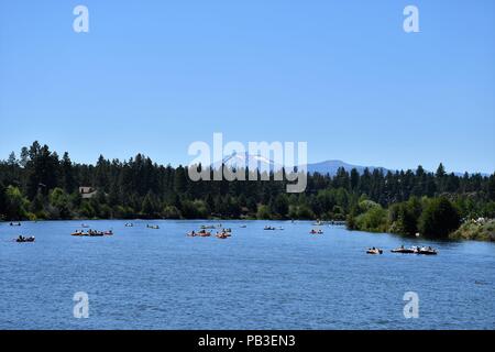 Bend, Oregon, USA. 26 juillet, 2018. River festivaliers essayez de battre les près de 100 degrés de chaleur en vous relaxant dans l'eaux froides de la rivière Deschutes. Crédit : Michael Davis/Alamy Live News Banque D'Images