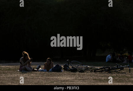 Londres, Royaume-Uni. 26 juillet, 2018. Pour vous détendre dans un parc à Londres, Angleterre le 26 juillet 2018. Des températures dans les prochains jours pourraient briser tous-temps UK records, avec l'ensemble de monter le mercure à 37 degrés Celsius, il est prévu jeudi. Credit : Han Yan/Xinhua/Alamy Live News Banque D'Images