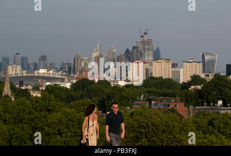 Londres, Royaume-Uni. 26 juillet, 2018. Les gens à pied dans un parc de Londres, la Grande-Bretagne le 26 juillet 2018. Des températures dans les prochains jours pourraient briser tous-temps UK records, avec l'ensemble de monter le mercure à 37 degrés Celsius, il est prévu jeudi. Credit : Han Yan/Xinhua/Alamy Live News Banque D'Images