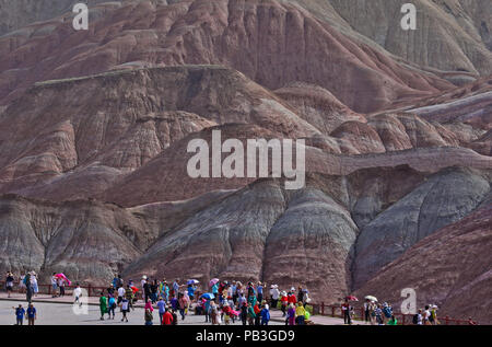 Zhangye, Zhangye, Chine. 27 juillet, 2018. Zhangye, CHINE-touristes profiter de paysages à l'échelle nationale Danxia Zhangye Zhangye dans le parc géologique du nord-ouest de la Chine, la province du Gansu. Crédit : SIPA Asie/ZUMA/Alamy Fil Live News Banque D'Images