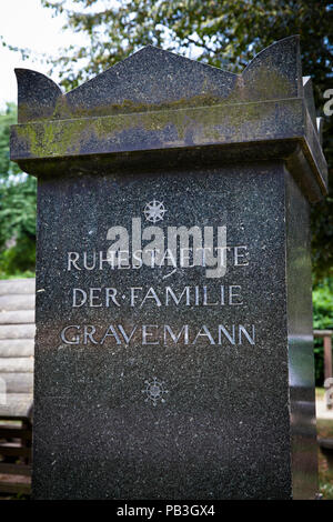 Pierre tombale sur l'ancien cimetière de la ville de Wetter sur la rivière Ruhr, Allemagne. Buste auf dem alten Friedhof Wetter an der Ruhr, Deutschland. Banque D'Images