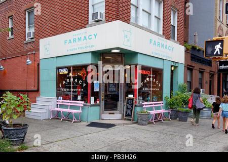 Farmacy Brooklyn et Soda Fountain, Henry 513 St, Brooklyn, New York. vitrine extérieure d'un café à Carroll Gardens Banque D'Images