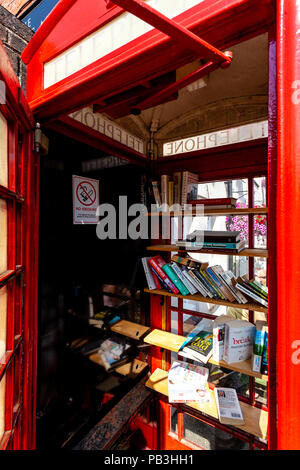 Une boîte de téléphone rouge traditionnelle convertie en une bibliothèque de Village, Fairwarp, Sussex, UK Banque D'Images