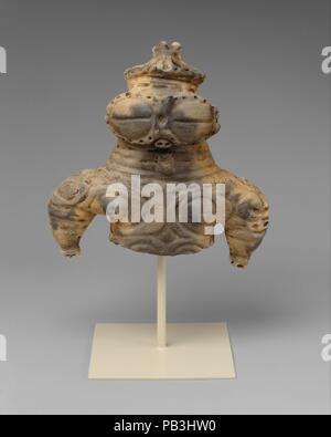 Dogu (Argile du prince). Culture : le Japon. Dimensions : H. 6 1/2 in. (16,5 cm) ; O. 6 3/8 in. (16,2 cm) ; D. 3 1/8 in. (7,9 cm). Date : 1000-300 BC. Cette figurine stylisée, creux (dogu) d'une femelle est représentatif du type trouvé dans la région de Tohoku le nord de Honshu et réalisés à la fin des périodes Jomon et Final. L'arrestation de la plupart des aspects de ces figurines est leur grande traversée coffeebean yeux en forme. Alors que le vrai sens de la présente convention demeure inconnue, les yeux sont souvent comparées à la lunettes de neige portés par les Inuits de l'Amérique du Nord. Le nez et la bouche sont simplement suggéré par de petites Banque D'Images