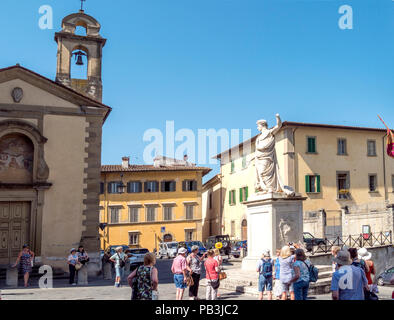 Les visiteurs dans la Piazza Grande, montrant la construction de Fraternita dei Laici, Arezzo, Toscane, Italie Banque D'Images