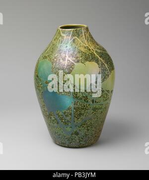 Vase chypriote. Artiste : Louis Comfort Tiffany (1848-1933, New York New York). Culture : L'Américain. Dimensions : 15 in. (38,1 cm). Date : ca. 1897. Musée : Metropolitan Museum of Art, New York, USA. Banque D'Images