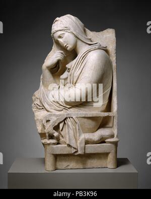 Stèle de marbre (pierre tombale) d'une femme. Culture : le grec, le grenier. Dimensions : H. 48 1/16 in. (122 cm). Date : mi-4e siècle avant J.-C.. Cette noble image d'une femme apporte à l'esprit le philosophe Aristote's description des croyances répandues à propos de la mort : "En plus de croire que ceux qui ont terminé cette vie sont bénis et heureux, nous pensons aussi que de dire quoi que ce soit de fausses ou calomnieuses contre eux est impie, à partir de notre sentiment qu'il est dirigé contre ceux qui sont déjà devenus nos supérieurs et les supérieurs' (de l'âme, cité par Plutarque, une lettre à Apollonios 27). Plus grand que nature Banque D'Images