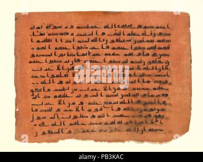 Folio à partir d'un Coran manuscrit. Dimensions : H. 6 1/2 in. (16,5 cm) W. 8 3/4 in. (22,2 cm). Date : 9ème siècle probablement. La tradition des manuscrits teints à Byzance développés pour faire des livres de valeur, tels que les Évangiles. La technique s'est poursuivie au début de la période islamique, avec le bleu Qur'an comme sa manifestation la plus spectaculaire. Pages teintées ont été utilisés uniquement dans le plus luxueux des manuscrits, pour qu'ils nécessitent un travail de préparation du parchemin déjà coûteux avec des pigments. Ici, les pages teintes en rouge, un soutien régulier dense script terminé dans une plaine de l'encre. Ce folio peut être d Banque D'Images