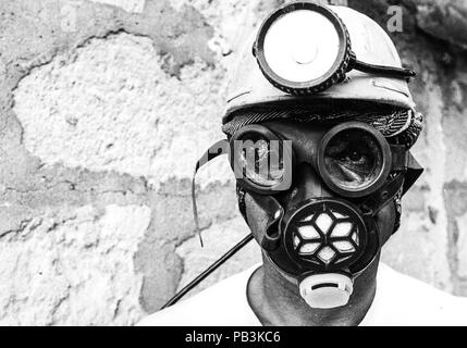 Miner de solfara vodi portant un masque à gaz, Assoro, Sicile, 1970 Banque D'Images
