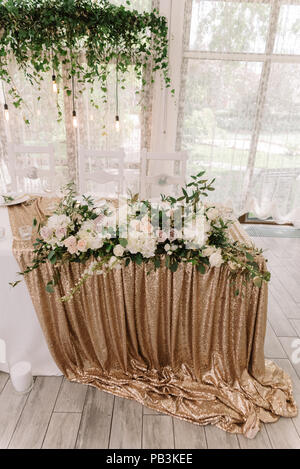 Belles roses rose et lilas et blanc hydrangea sur une table de mariage. Détails de l'élégante décoration d'une table de l'époux et épouse. Banque D'Images