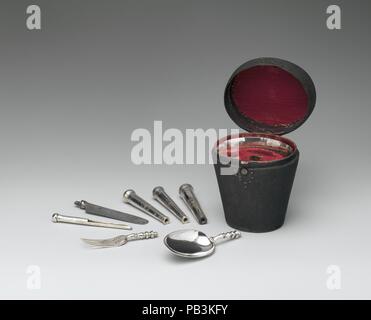 Cantine de poche (voyageant ensemble). Culture : britanniques, Londres. Dimensions : hors tout (cas) : 5 × 4 × 5/16 1/4 3 1/2 in. (13,5 × 10,8 × 8,9 cm) ; Hauteur (CUP) : 3 1/2 in. (8,9 cm). Bouilloire : Tasse faite par Charles Overing (actif après 1692 ; coutellerie, faite par T. T., Angleterre ; coutellerie, faite par E. H., Londres. Date : 1709/10. Le cas conique est équipé d'un bol d'argent et d'un couteau, fourchette, cuillère, cuillère et de moelle avec poignées amovibles. Les scènes de chasse un cerf et chasse au sanglier gravé sur le bécher bécher probablement suggèrent que l'était destiné à être utilisé pendant une chasse. Musée : Metropolitan Museum of Art, New York, Banque D'Images