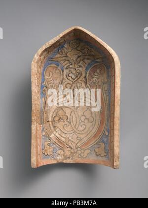 Élément d'une stalactite Squinch (Muqarnas). Dimensions : H. 12 1/4 in. (31,1 cm) W. 7 3/4 in. (19,7 cm) D : 3 3/4 in. (9,6 cm). Date : 10e siècle. Probablement à l'origine partie d'un stalactite squinch muqarnas, ou, ce et d'autres éléments muqarnas aurait été empilés, dans l'ordre décroissant de taille, dans l'angle supérieur de la Chambre afin de faire la transition vers un dôme. Ceci, combiné avec des objets 38.40.249-38.40,251 sont parmi les premiers exemples connus de muqarnas, une fonctionnalité qui est devenu très populaire dans l'architecture islamique au cours des siècles suivants. La peinture sur ces éléments est intrigante, avec Banque D'Images