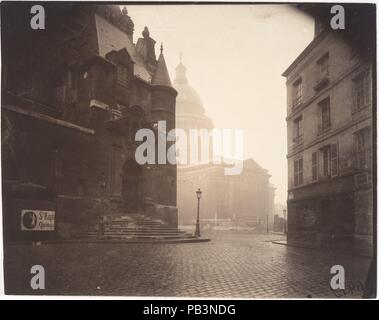 Rue de la Montagne-Sainte-Geneviève. Artiste : Eugène Atget (Français, Libourne 1857-1927 Paris). Dimensions : 17,4 x 22,1 Image : cm (6 7/8 x 8 11/16 in.) : feuille 17,7 × 22,5 cm (17,7 × 22,5 cm). Date : 1924. Dans ses premiers travaux, Atget souvent photographiées en plein soleil de midi afin que son dossier serait 'Documents' tous les détails d'architecture ou de sujets d'ornement. À la fin de son travail, comme cette vue du Panthéon, il a souvent photographié en début de matinée, lorsque l'absence de personnes et la présence d'un voyant lumineux doucement baigné ses scènes avec quiétude. La photographie est clairement une evocati Banque D'Images