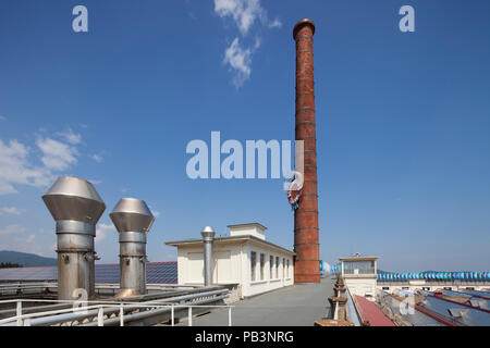 Terrasses de l'usine de laine et Ermenegildo Zegna la cheminée historique avec la marque, Trivero, Biella, Piémont, Italie, Europe Banque D'Images