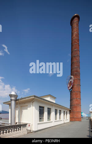 Terrasses de l'usine de laine et Ermenegildo Zegna la cheminée historique avec la marque, Trivero, Biella, Piémont, Italie, Europe Banque D'Images