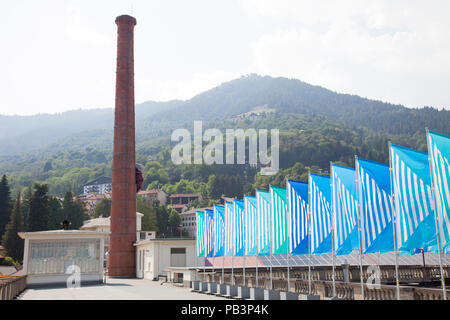 Terrasses de l'usine de laine Ermenegildo Zegna, la cheminée historique et l'installation permanente de couleur, les girouettes travailler in situ, 2007, T Banque D'Images