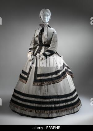 Ensemble de mariage. Culture : L'Américain. Date : 1868. Selon l'histoire familiale, Amelia Jane Carley (1844-1892) portait cette robe à son mariage avec William Edward Chess (1842-1926) en 1868 dans la Virginie de l'Ouest, le demi-deuil couleurs choisies en l'honneur de ceux qui sont morts pendant la guerre civile. Deux époux ont eu la chance de ne pas avoir perdu de la proche famille pendant la guerre, bien que le frère de Mme Carley et M. Chess servi dans l'Armée de l'Union. Ce récit de la famille suggère que la mariée a choisi les tons de deuil en réponse à la généralisation des pertes subies pendant la guerre plutôt que d'memorializ Banque D'Images