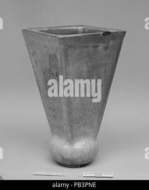 Vase. Culture : le Japon. Dimensions : H. 9 3/4 in. (24,8 cm). Date : le 14e siècle. Musée : Metropolitan Museum of Art, New York, USA. Banque D'Images