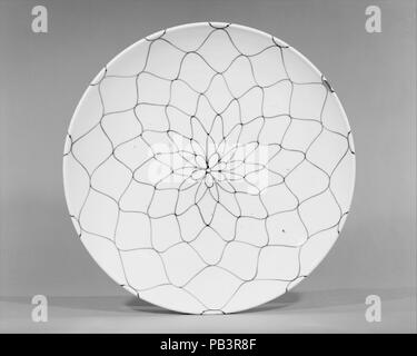 Le plat. Culture : le Japon. Dimensions : H. 3 5/8 in. (9,2 cm) ; Diam. 18 3/8 in. (46,7 cm). Musée : Metropolitan Museum of Art, New York, USA. Banque D'Images