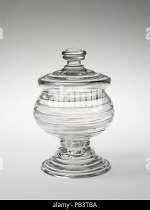 Bol de sucre. Culture : L'Américain. Dimensions : H. 7. (17,8 cm) ; Diam. 5 1/4 in. (13,3 cm). Bouilloire : Boston & Sandwich Glass Company (Américain, 1825-1888, Sandwich, Massachusetts). Date : 1830-40. Musée : Metropolitan Museum of Art, New York, USA. Banque D'Images