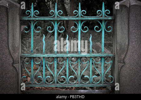 Une porte se tourna par âge dans turquoise Brompton Cemetery, Londres, Angleterre, Royaume-Uni, Europe. Banque D'Images