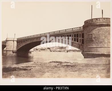 Tarascon, Viaduc. Artiste : Édouard Baldus (Français, né en Prusse, 1813-1889). Dimensions : 37,4 x 53,2 Image : cm (14 3/4 x 20 in.) Mont 15/16 : 46 x 60,5 cm (18 1/8 x 23 13/16 in.). Date : avant 1859. Musée : Metropolitan Museum of Art, New York, USA. Banque D'Images