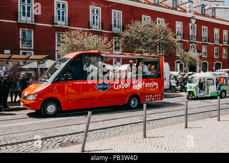 Portugal, Lisbonne, 01 mai 2018 : un rouge traditionnel bus touristique voyages le long de la rue de la ville. Les touristes de loisirs et de visites. Banque D'Images