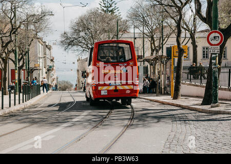 Portugal, Lisbonne, 01 mai 2018 : un rouge traditionnel bus touristique voyages le long de la rue de la ville. Les touristes de loisirs et de visites. Banque D'Images