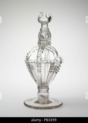 Banque mondiale. Culture : L'Américain. Dimensions : H. 10 1/4 in. (26 cm). Bouilloire : Peut-être Boston & Sandwich Glass Company (Américain, 1825-1888, Sandwich, Massachusetts). Date : 1833-50. Le creux knop ci-dessous le fleuron des oiseaux sur ce fichier contient un cinq-cent pièces d'argent américaines en date du 1833. Un dix cents du même jour réside dans la tige creuse. Comme c'est typique de verre d'origine l'est du Massachusetts, la forme et le style de décoration suggèrent un antécédent d'anglais. Musée : Metropolitan Museum of Art, New York, USA. Banque D'Images