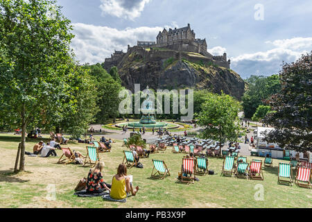 La fontaine de Ross restauré West Princes Street Gardens Edinburgh Scotland avec le Château d'Édimbourg à l'arrière-plan. Banque D'Images