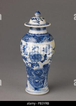 Petit vase couvert. Artiste : chinois , la Dynastie Qing. Culture : le chinois. Dimensions : Hauteur avec couvercle : 6 3/4 in. (17.1 cm. ). Date : ca. fin du 18e siècle. Musée : Metropolitan Museum of Art, New York, USA. Banque D'Images