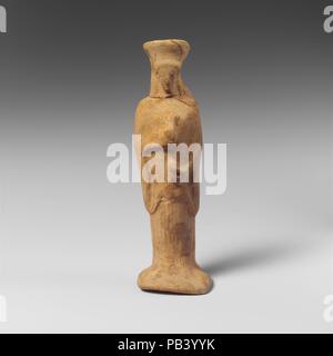 Statuette en terre cuite d'une femme. Culture : grec, Corinthian. Dimensions : H. : 4 3/16 in. (10,6 cm). Date : au début du 5e siècle avant J.-C.. Les polos (coiffure) peut identifier la figure comme une déesse. Elle est titulaire d'un oiseau et un morceau de fruit, à la suite d'un type de sculpture archaïque. Musée : Metropolitan Museum of Art, New York, USA. Banque D'Images