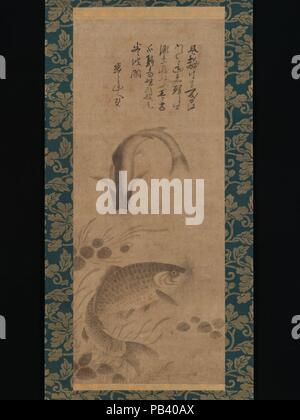 La carpe et waterweeds. Artiste : Yogetsu (Japonais, actif fin du 15e siècle) ; inscrite par Mokumoku Dojin (Japonais, actif fin du 15e siècle). Culture : le Japon. Dimensions : Image : 33 7/8 x 13 7/16 in. (85 × 35,2 cm) avec fixation : 65 × 19 3/4 1/16 in. (167 × 48,4 cm) dans l'ensemble avec les boutons : 65 3/4 × 20 7/8 in. (167 × 53 cm). Date : fin du xve siècle. On sait peu de choses sur Yogetsu, qui a été actif en tant que moine dans les montagnes au nord-est de l'ancienne capitale de Nara. Il est parfois cité comme un disciple du maître peintre Sesshu Toyo (1420-1506). Au-dessus de l'image Yogetsu propice d'une paire de f Banque D'Images