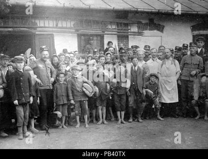 Tableau 1597, femmes, hommes, soldat, uniforme, pour les enfants, cour, bain, homme, cuisson du pain, cheminot Fortepan 4446 Banque D'Images